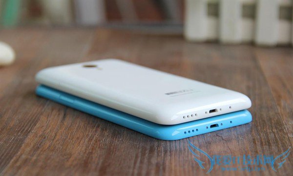 蓝白色魅蓝Note机身底部对比