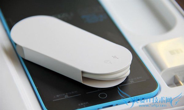 魅蓝Note数据线特写