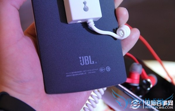 一加手机JBL特别版机身颜色目前仅有砂岩黑