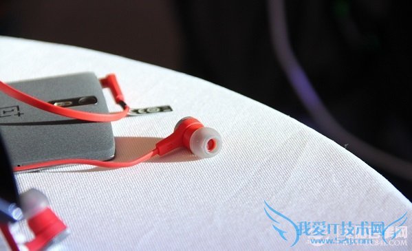 一加手机JBL特别版定制耳机图赏