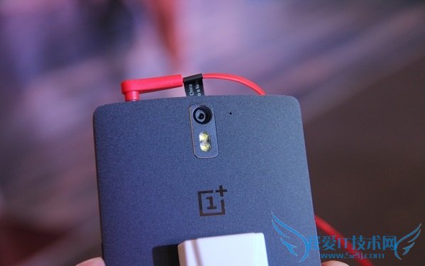 一加手机JBL特别版背面上部图片