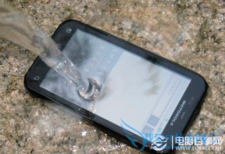 手机进水导致手机开不了机