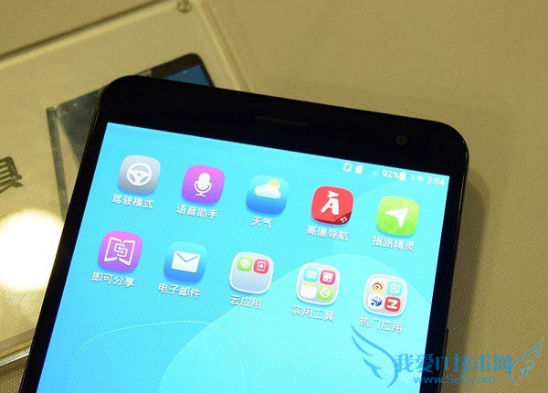 华为荣耀X1黑色版屏幕上部外观