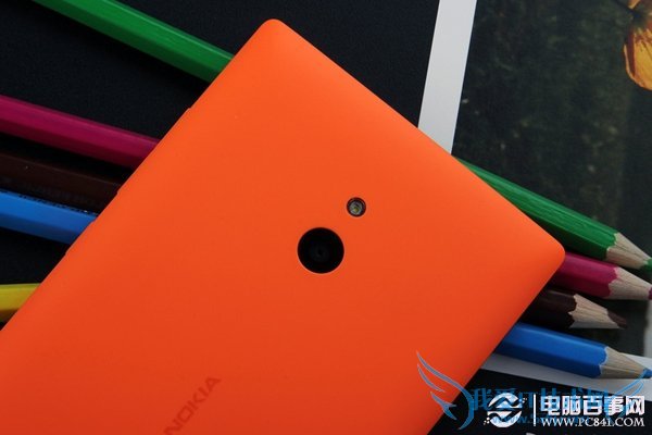 比Nokia X多了一颗闪光灯以及一颗前置摄像头