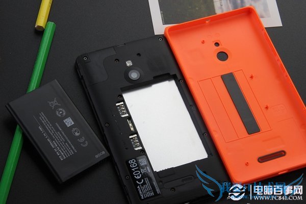 打开后盖取下电池