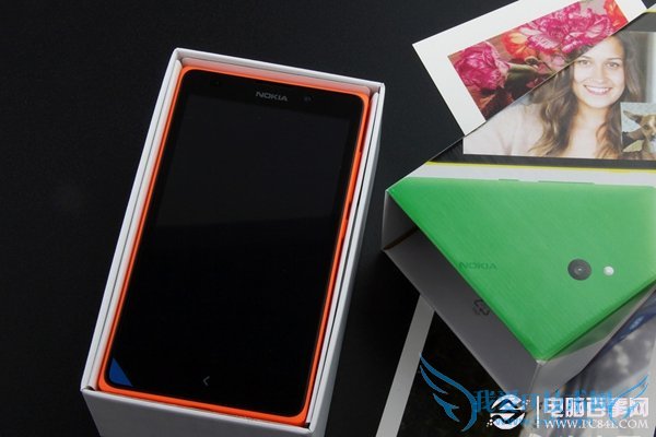 打开诺基亚XL包装盒