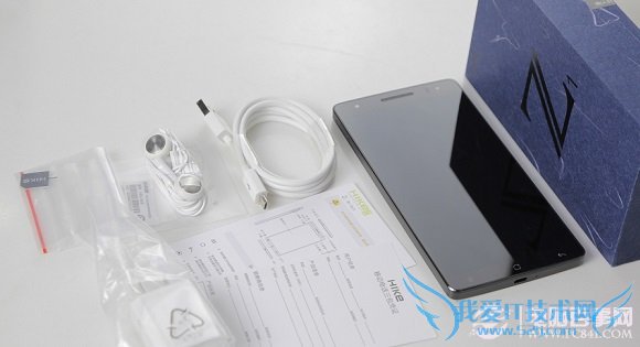 图为HIKe Z1手机配件,配备耳机,贴膜等