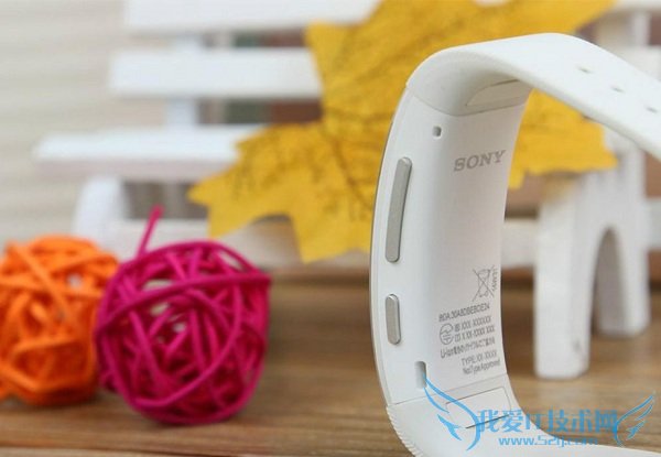 索尼SmartBand Talk SWR30侧面按键图片