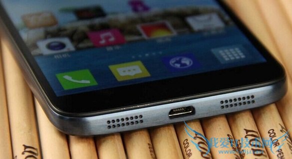 TCL S830U手机底部外观