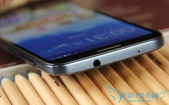 TCL S830U机身顶部图片