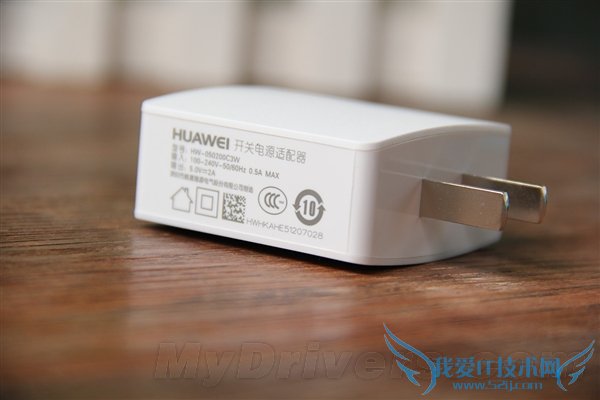 图为荣耀X1爱奇艺版电源适配器