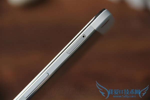 图为荣耀X1爱奇艺版电源键和音量键