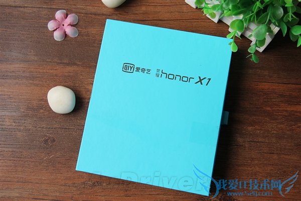 图为荣耀X1爱奇艺版包装盒