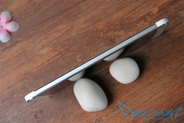 荣耀X1爱奇艺版侧身图赏