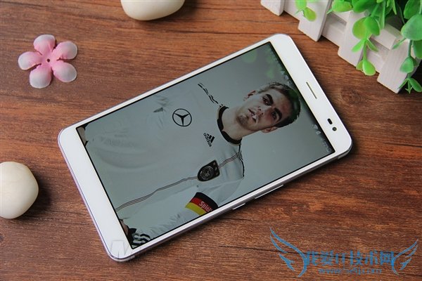 图为荣耀X1爱奇艺版开机画面