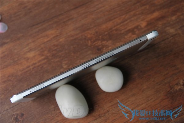 荣耀X1爱奇艺版侧身图赏