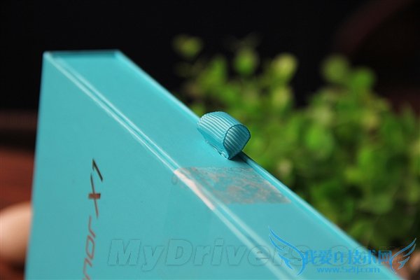 图为荣耀X1爱奇艺版包装盒撕开位置