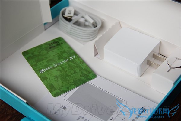 图为荣耀X1爱奇艺版真机盒配件