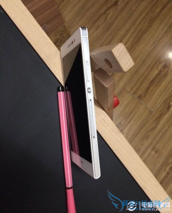 华为P7机身侧面图片