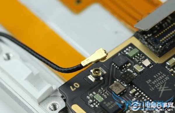 再卸下主板两边的射频线