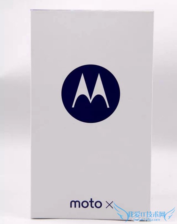 图为国行版Moto X包装盒正面