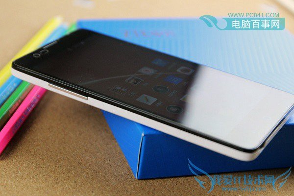 红牛V5机身左侧面有一体音量按键