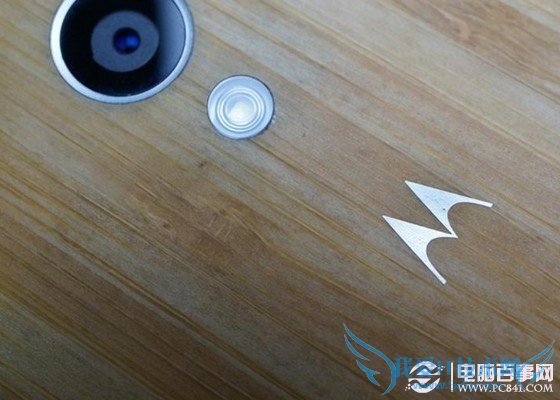 Moto X竹壳版背面LOGO特写