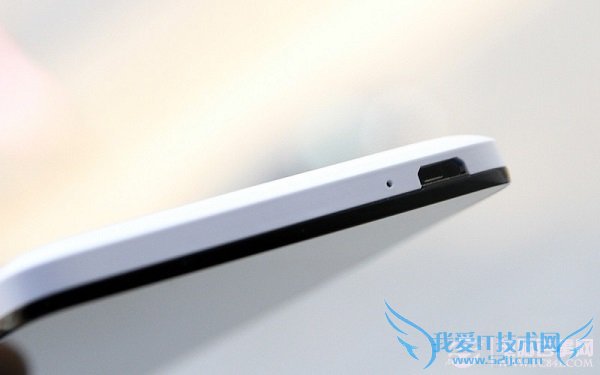 中兴红牛V5机身底部USB接口特写