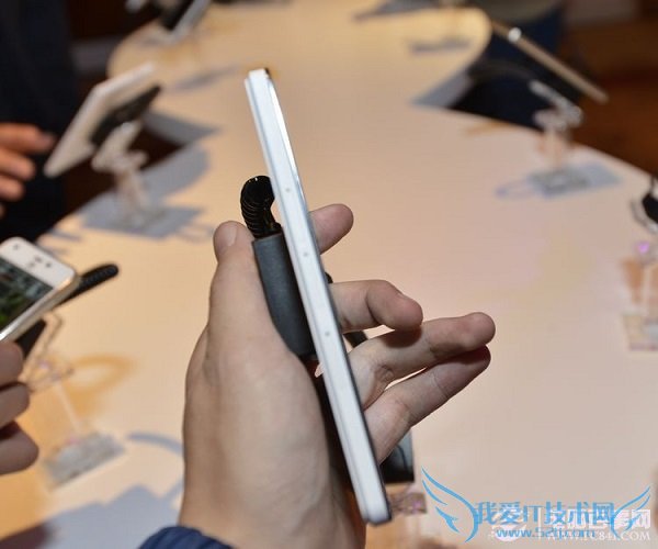 图为中兴青漾2手机侧面图片