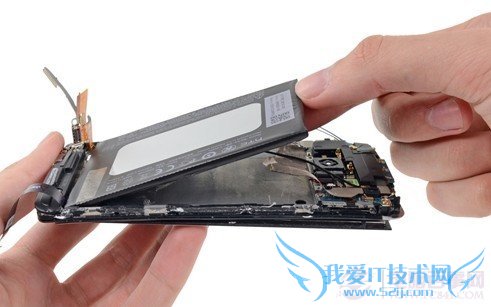 取出HTC One M7电池
