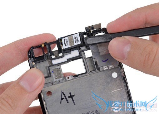 HTC One M7拆解全揭秘 做工紧密超难拆解