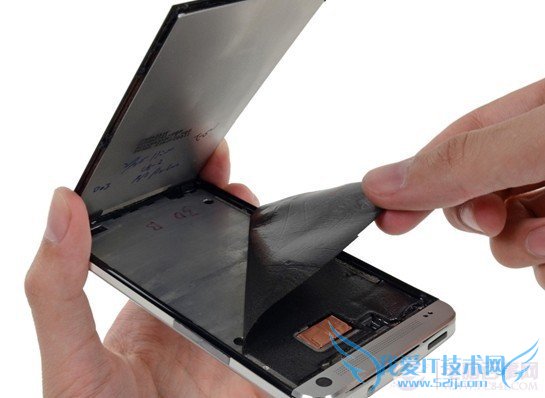 HTC One屏下方无螺丝