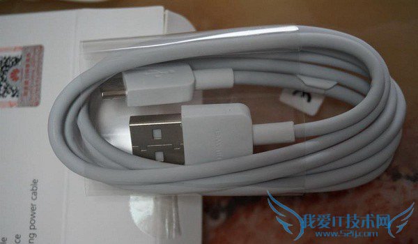 13000mAh华为移动电源数据线特写