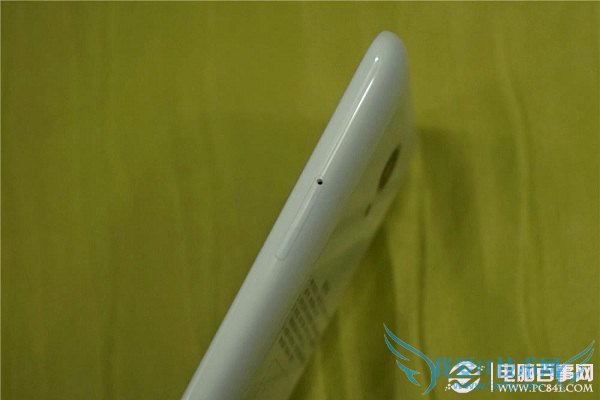 魅蓝手机卡槽位于机身右侧