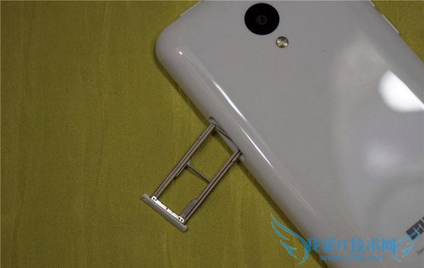 5英寸千元神器 魅蓝手机SIM卡槽特写