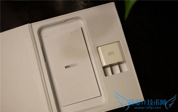 图为魅蓝手机充电器特写