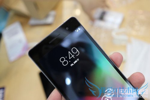 前置摄像头和感光器