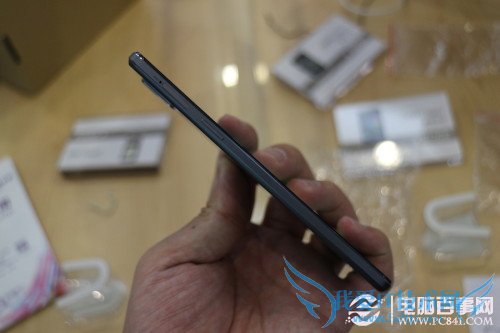 金属机身厚度仅有6.3mm