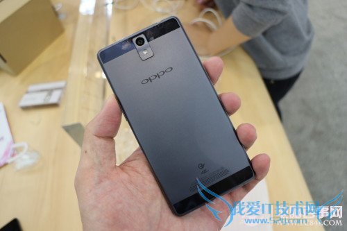 OPPO R3电信4G版背面