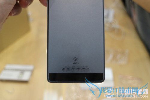 背面电信4G标志