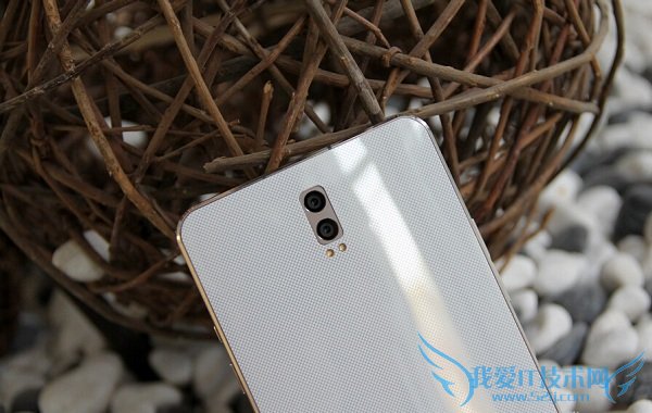 酷派铂顿后置双1300万像素摄像头