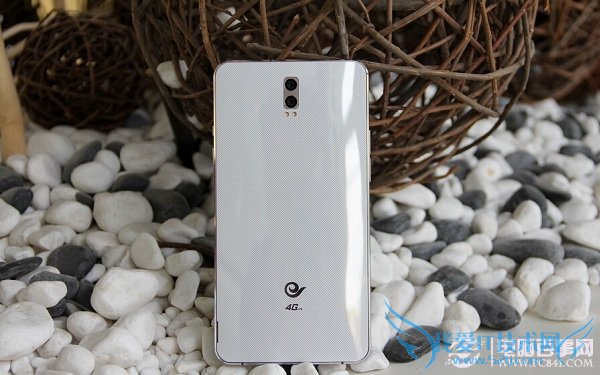 酷派铂顿背面外观图片