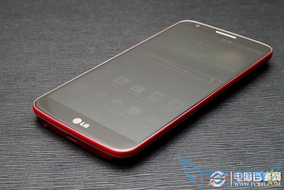 LG G2红色版手机正面图片