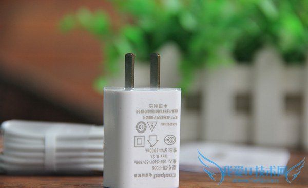 图为酷派大神X7适配器图赏