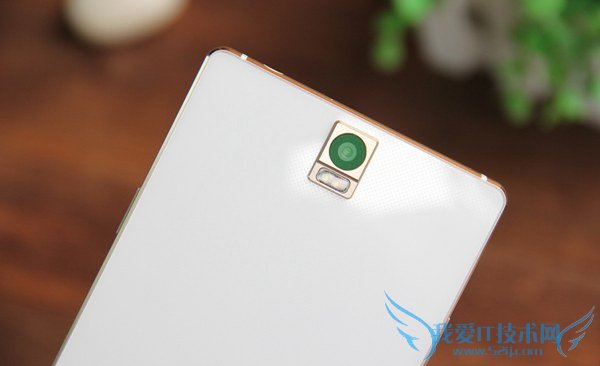 超薄机身设计 大神X7摄像头凸起