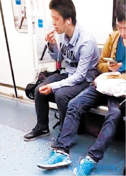 上海地铁凤爪女成新年第一网红 广州出现“瓜子男”:地铁不停嗑瓜子 随地吐痰