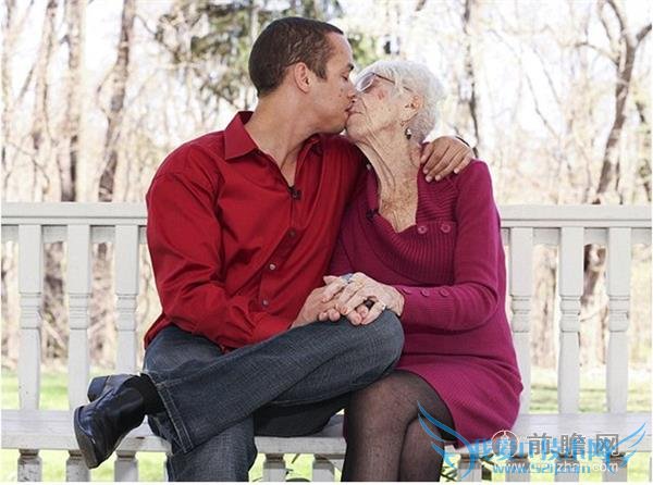 美国小伙只约会年长女人 最年长女友 91 岁