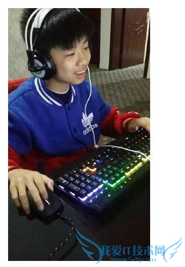 据新浪游戏报道,江西南昌一位 12 岁的小学生直播 LOL 月入最高达 3 万,并曾 18 连胜上王者,每次在线直播观众数量平均 4 到 6 万,最高时达到 14 万,引人羡慕的同时,也受到不少争议,质疑者就指责其小小年纪玩游戏是玩物丧志,对此,其母在接受媒体采访时予以了一一驳斥。