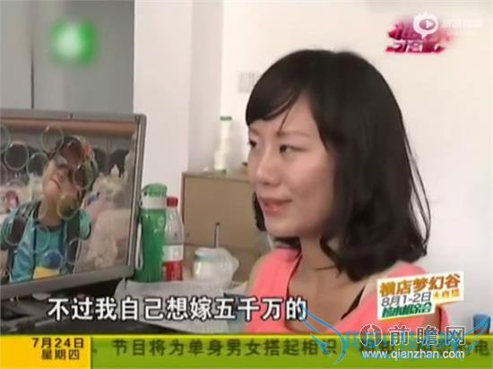 52 岁农民冒充 29 岁富二代骗财骗色为何屡屡得手? 不知从何时起,“干得好不如嫁得好”开始成为中国女性们恋爱和结婚的指导思想。当马诺公然在《非诚勿扰》的舞台上说出“宁愿坐在宝马里哭,也不愿坐在自行车上笑”时,“嫁个有钱人”俨然已经由一种婚恋指导思想演变为社会主流价值观。 在此价值观影响下,中国多数稍有姿色的年轻女性,从一窝蜂地“榜大款”转而投向了“富二代”的怀抱。在她们看来,“与富二代恋爱快乐无比”、“嫁给富二代无比幸福”。在寻找富二代的中国女孩儿中,有年轻貌美的高学历者,也有相貌平平的中年女子。而女性们这样的心理,反而极易被坏人利用,使她们成为“假富二代”的猎物。 近日,河南一名 52 岁的农民冒充 1985 年出生的 29 岁富二代,通过手机微信和 QQ 等社交聊天工具,对江苏徐州市的多名女性骗财骗色。据悉,这位农民小学都没有毕业,只有二年级的文化水平,但其只通过冒充富二代——某上市公司董事的儿子而取得多名女性的信任,后又假借合伙开店为由,骗取这些女性共 25 万元之多。 虽说这位老骗子长相富态、皮肤白皙、打扮得年轻,外表上看起来并没超过 40 岁,受骗女性不容易发现其在年龄上造假。但在头条我爱IT技术网的高盛菡看来,正所谓“姜太公钓鱼,愿者上钩”,一个不学无术、只有小学二年级文化、大字不识几个的农民,居然能把一群 80 后年轻女性骗得团团转,玩弄于鼓掌之中,与其说 52 岁农民精通“易容术”,倒不如说他深谙“攻心术”。 正是因为抓住了中国年轻女性拜金主义的观念,想着嫁给富二代便能衣食无忧,在最短的时间内住上大房子,坐上好车子,不停数票子,所以假扮 52 岁农民冒充 29 岁“富二代”才能屡屡得手。 为求嫁个有钱人,于是乎,我们看到城市里的年轻女性们大多涂脂抹粉、搔首弄姿、媚眼四飞,在她们眼中,恋爱或结婚对象年龄大没关系、人品差没关系、素质低没关系、没修养也没关系,只要有房有车其它问题都没关系。这些女性的数量到底有多少?“不看数据不知道,一看数据吓一跳”。 今年 8 月 29 日,我爱IT技术网网发起了一个题为《豪车搭讪美女成功率高达 70% 你认为中国女人真的无药可救了吗?》的调查,截止到 10 月 13 日,已有 5384 名网友参与了此调查。其中 75.3%即 4056 名接受我爱IT技术网调查的网友认为,开豪车对美女进行搭讪的成功率之所以高,并不能说明美女更追求和品味,而只能说明她们受拜金思想主导。还有 13.5%即 729 名接受我爱IT技术网调查的网友赞同“对金钱的追求,人性使然,没必要那么大惊小怪,我是男生我也接受搭讪”这个观点。 此外,一份有关深圳男女择偶条件的调查显示,深圳单身女性选择恋爱和结婚的对象,有 74.9%的相亲女性最为注重男方的工作收入。无独有偶,另一份中国人婚恋状况调查报告显示,超过九成女性选择对方“有稳定收入”为结婚的必要条件,而近七成女性选择“男性要有房才能结婚”。这项调查显示,近 80%的受访单身女性认为男性月收入 4000 元以上“才配谈恋爱”。其中,有 27.1%的人甚至认为,男性月收入 10000 元以上才适合谈恋爱。 诚然,女性嫁给富二代可以走捷径、可以少奋斗。但若把自己一生命运和幸福完全交付给一个富二代,倒不如交给自己更安心和靠谱。女人如果嫁给有钱人,并靠男人养活的话,需要面对几个现实问题: 问题一:如果靠男人养活,在日常生活中遇到矛盾时,有几个女人敢跟男人争对错? 问题二:双方婚前财产做了公正,如果这个有钱的老公在外面包二奶或是有外遇,身为靠男人养的女人是视而不见还是闹离婚呢? 问题三:就算嫁的男人很多钱,但财政大权还是掌握在男方手里,这样的女人嫁有钱人有意义吗? 拜金女们,你们敢正面回答以上三个问题吗?如果不敢的话,还是自己学会独立吧,不要天天期盼成为“灰姑娘”,穿上水晶鞋与帅气的富二代王人相爱,童话里的故事都是骗人的!