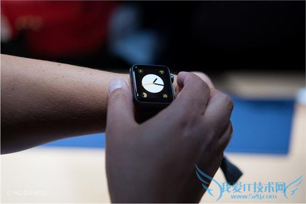 从图片来看,碎裂的为 apple watch 运动版,据悉,运动版机身材质采用阳极氧化铝金属,屏幕则为硅铝酸盐玻璃,标准版则是不锈钢材质+蓝宝石屏幕,更贵的 Edition 机身则采用黄金或者玫瑰金+蓝宝石屏幕。 硅铝酸盐玻璃也曾用在苹果 iphone4 触摸屏表面玻璃上,苹果当时对这种新型材料的描述是:“硅铝酸盐玻璃面板,即直升机和高速列车使用的玻璃,硬度是塑料的 30 倍,耐刮划。” 硅铝酸盐玻璃又名为 Gorilla Glass,由著名玻璃生产商 orning (康宁) 开发,康宁公司宣称由于经过化学强化,使用下拉式熔融制程制造出的硅铝酸盐玻璃,其特性在于具有纯净表面,表面平坦不粗糙,不用再作表面抛光,因此防刮、耐摔、耐磨,尤其适合用在手机的触控屏幕之上。